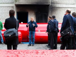 Armin Krebs erläutert Experten von Feuerwehr und Katarstrophenschutz das von der Fa. optimal entwickelte Flutschutz-System.